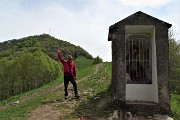68 Al Colle di Sant'Anna- Cappelletta 'Madonna del Cacciatore' (1106 m) e vista in cima Canto Alto